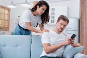 relatieverslaving woman arguing with her internet addicted boyfriend